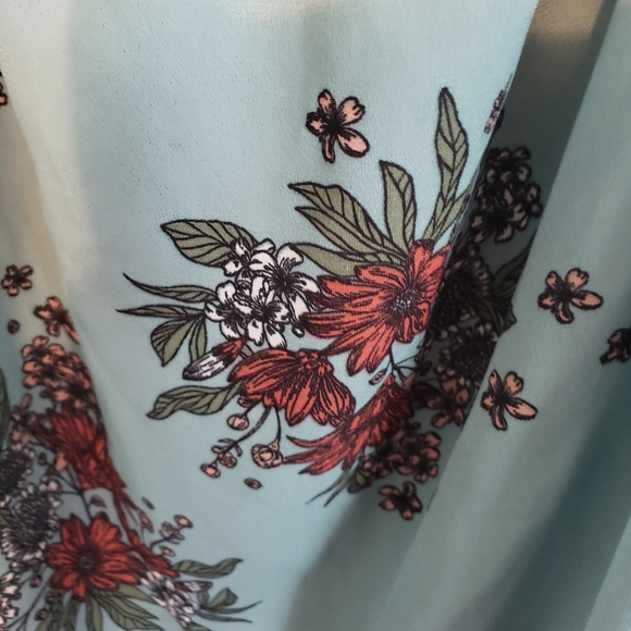 Beautiful  floral blouse - Picture 3 of 4